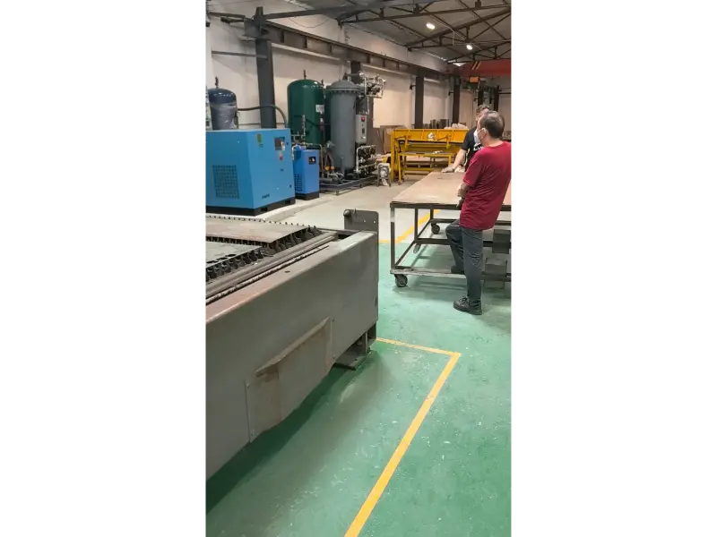 Uruchomienie systemu zasilania gazem zakończone! Własna sprężarka powietrza i generator azotu w połączeniu z głowicą do cięcia laserowego RayTools — podnosząca jakość cięcia blachy ocynkowanej